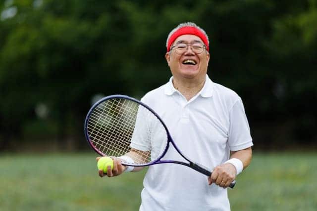 テニスをされている男性の様子