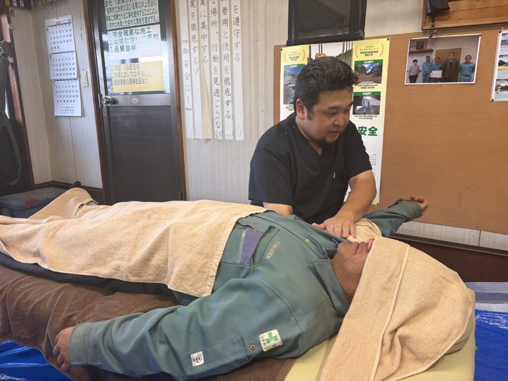 山梨の企業向け出張整体の様子